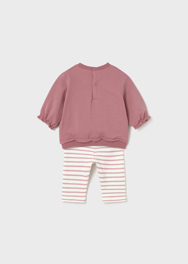 Completo rosa con pantalone bianco rigato