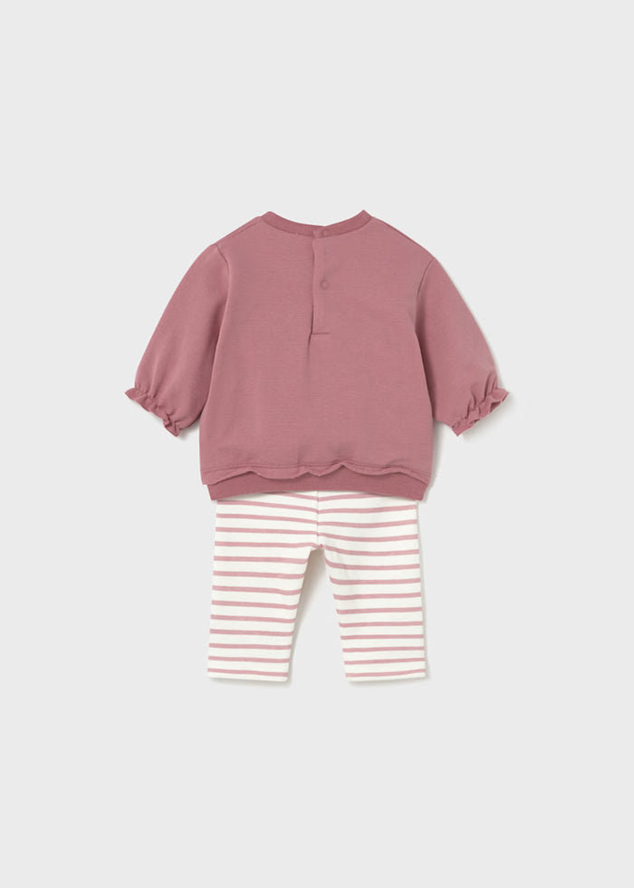 Completo rosa con pantalone bianco rigato