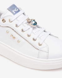 Sneakers Bianca Laccio Con Accessori