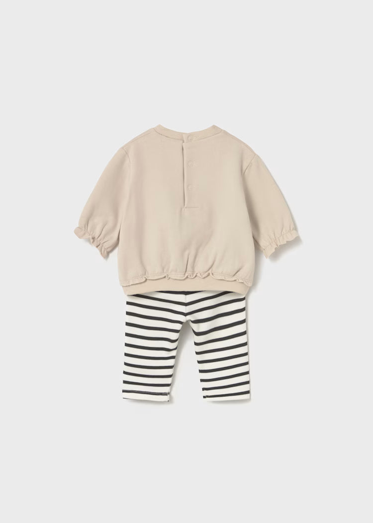 Completo beige con pantalone rigato