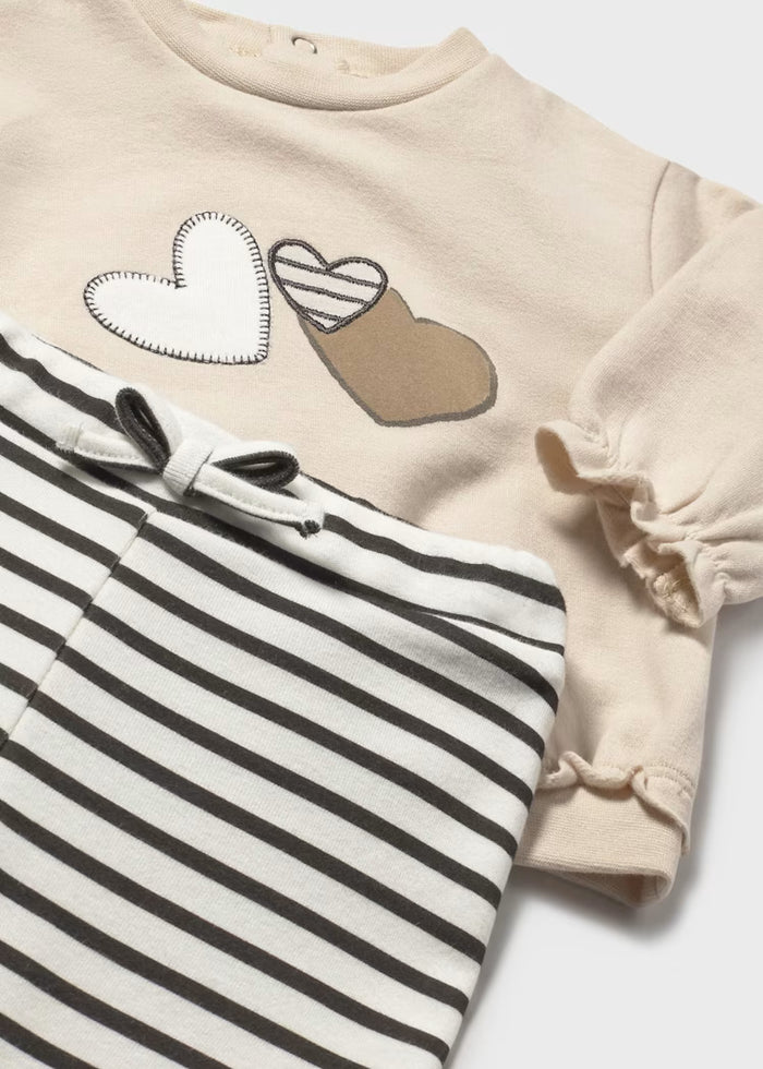 Completo beige con pantalone rigato