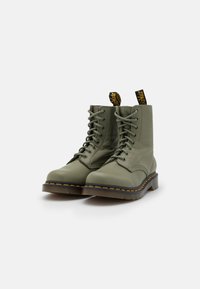 Anfibio 1460 Pascal Forest Green Ambassador